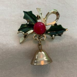 Christmas holly & berry goldtone brooch.